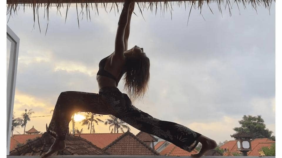 Suasana teras saat matahari terbenam di Slavic Roots Cafe & Eatery di Berawa Canggu, Bali