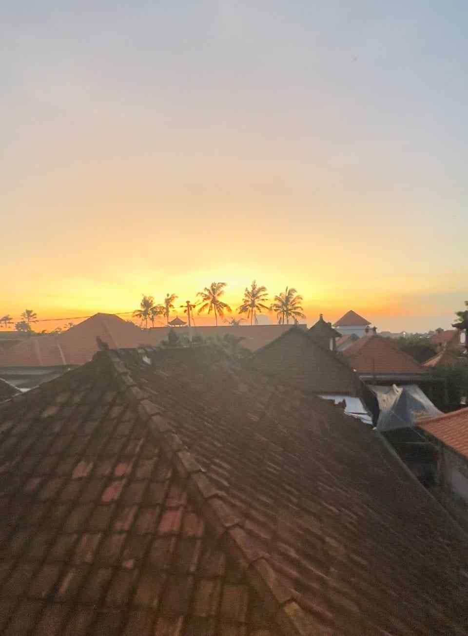 Pemandangan teras saat matahari terbenam di Slavic Roots Cafe & Eatery di Berawa Canggu, Bali