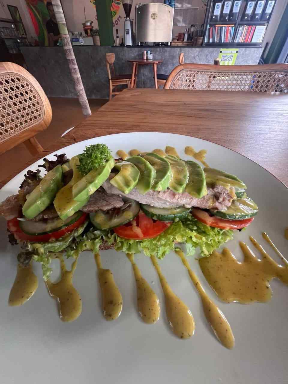 Sandwich organik daging sapi dan alpukat untuk makan siang di Slavic Roots Cafe & Eatery, Berawa Canggu, Bali
