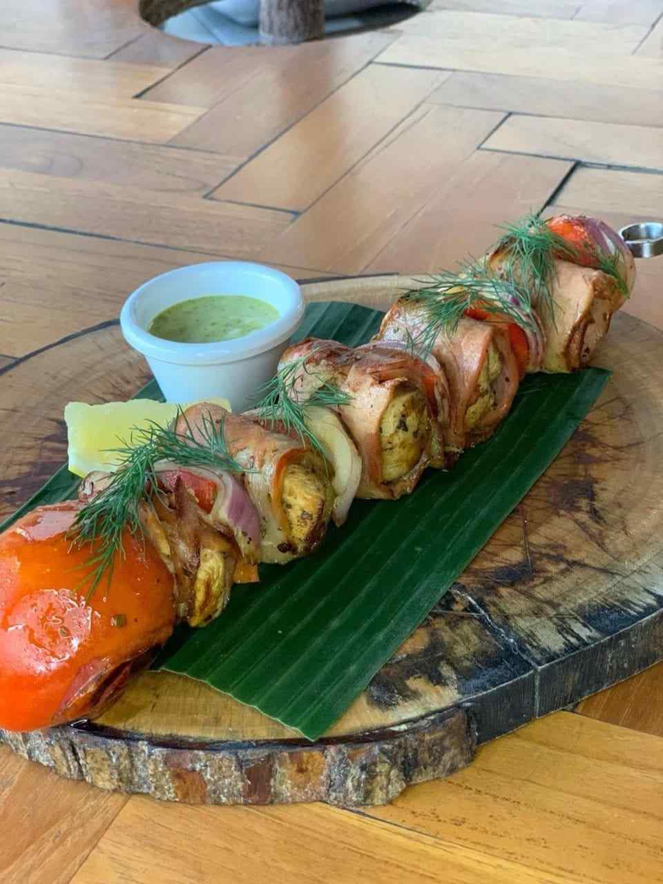 Shashlik ayam organik dilapisi bacon, dipanggang dan disajikan di Slavic Roots Cafe & Eatery, Berawa Canggu, Bali