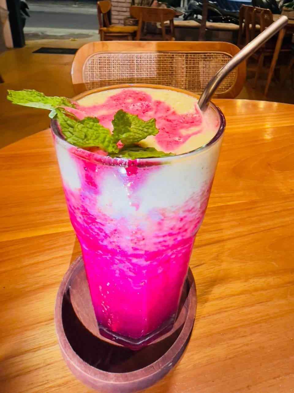 Minuman kombucha eksotis yang menyegarkan dengan kunyit di Slavic Roots Cafe, Berawa Canggu, Bali