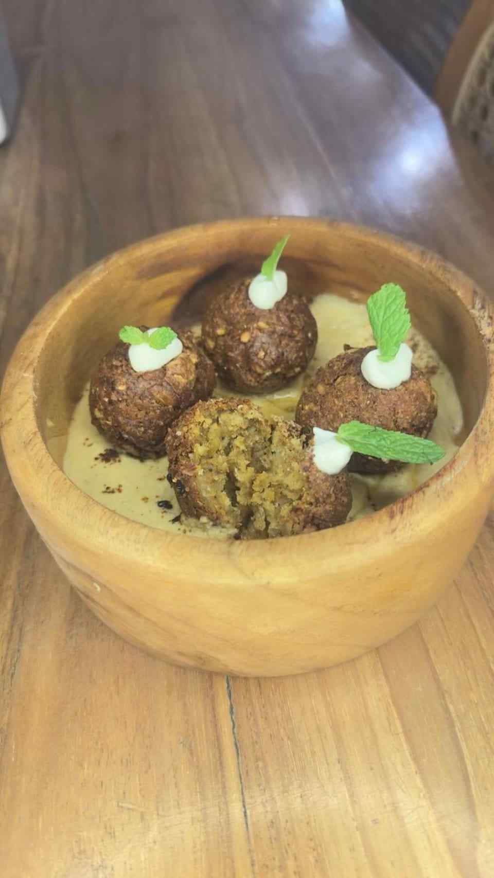 Hummus rumahan organik dengan falafel di Slavic Roots Cafe, Berawa Canggu, Bali