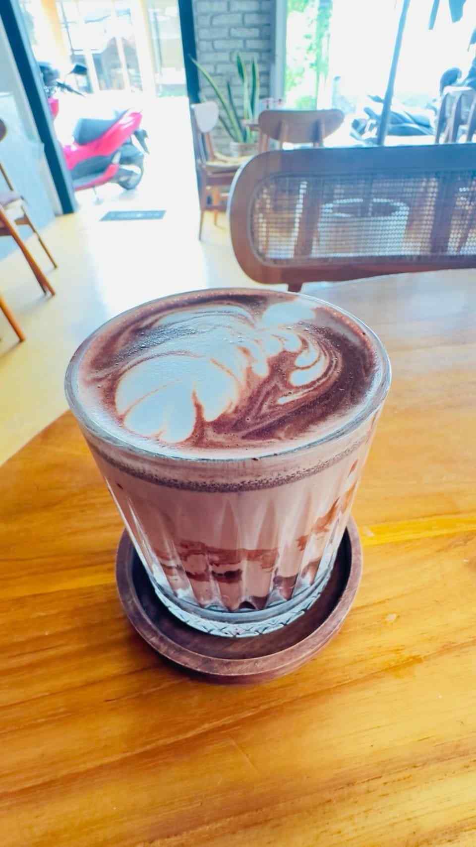 Minuman cokelat raw cacao di Slavic Roots Cafe & Eatery, Berawa Canggu, Bali