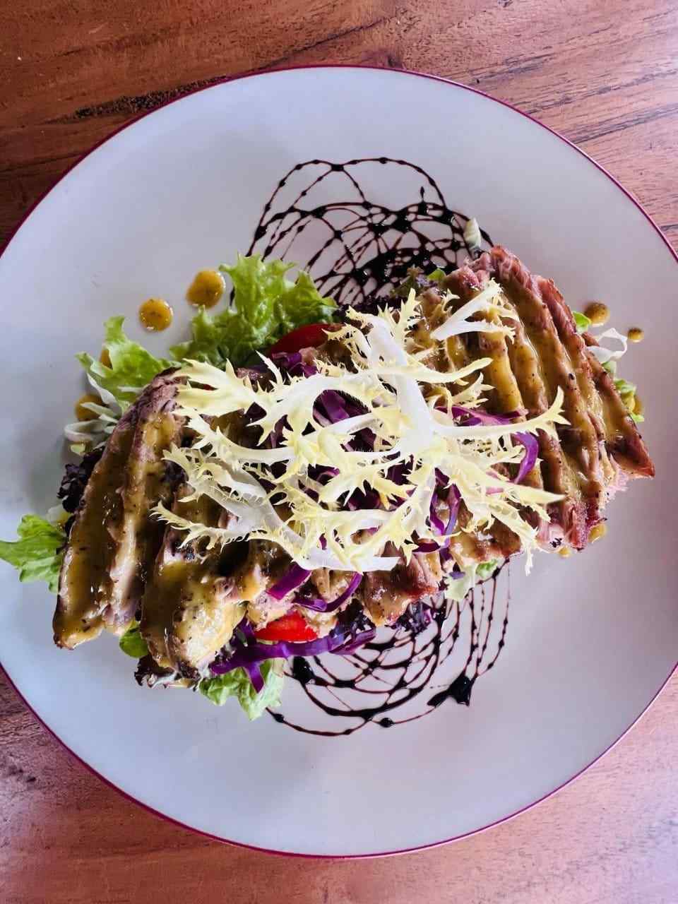 Sandwich sourdough organik dengan yellowfin tuna di Slavic Roots Cafe, Berawa Canggu, Bali