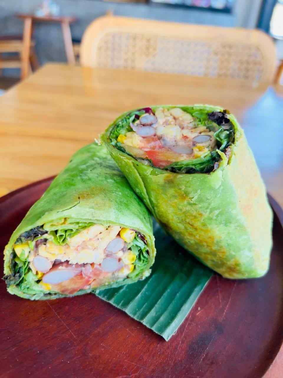 Wrap vegan organik dengan sayuran segar di Slavic Roots Cafe, Berawa Canggu, Bali