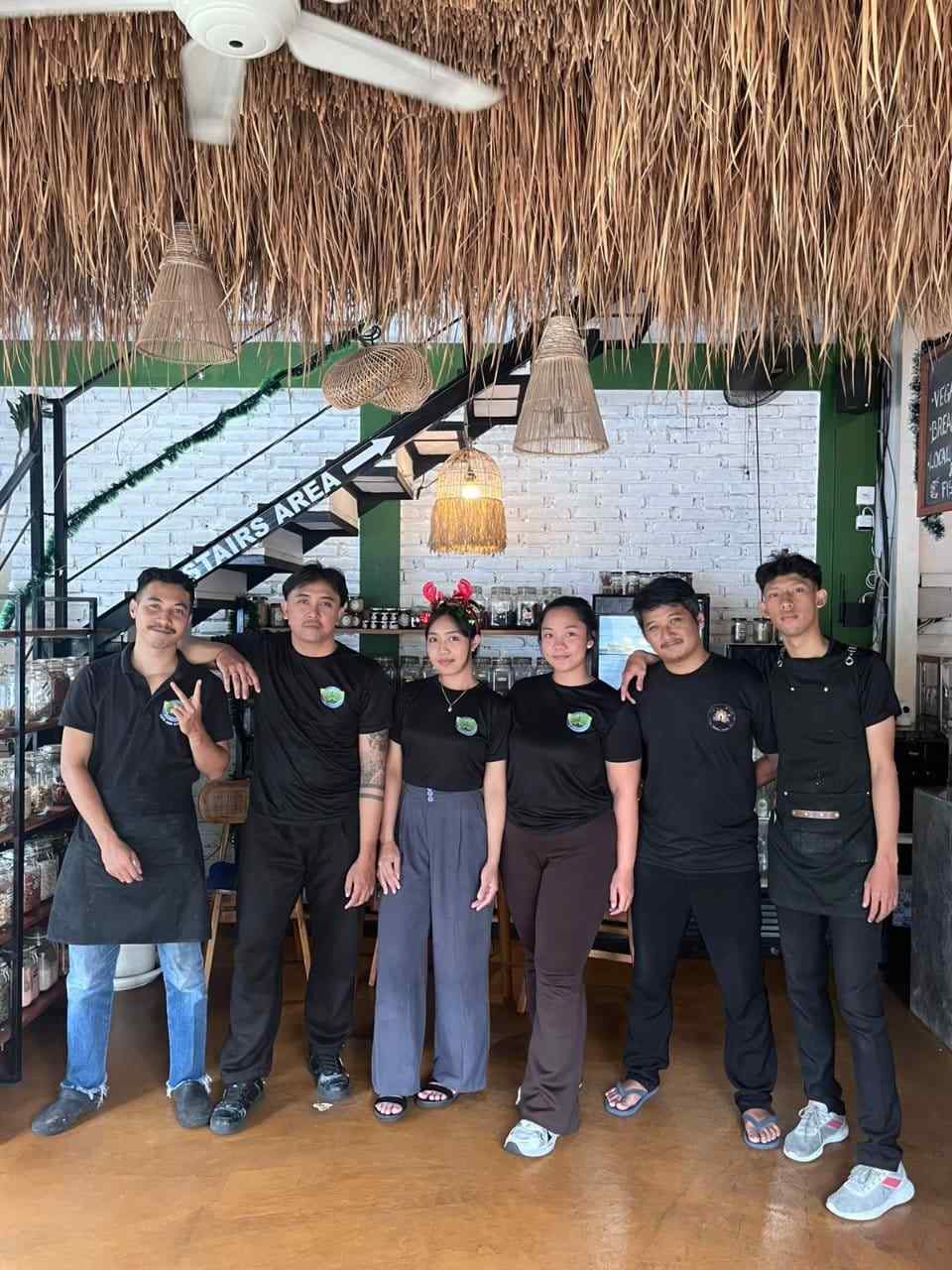 Tim Slavic Roots Cafe & Eatery di Berawa Canggu, Bali