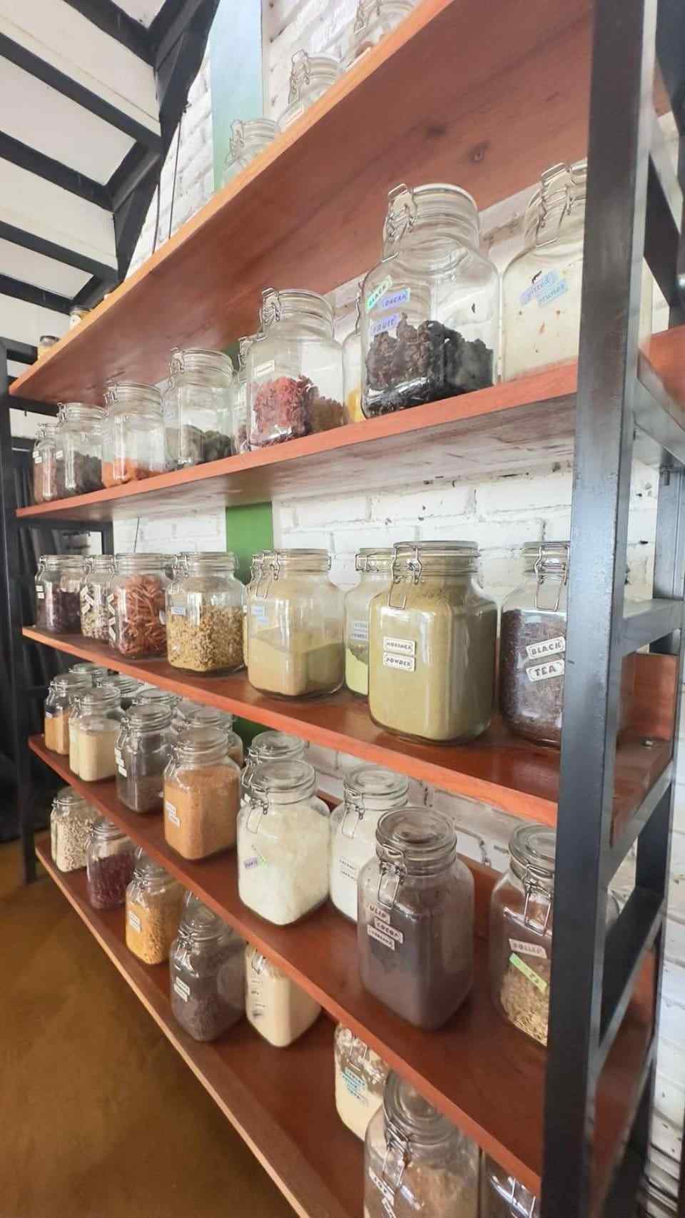 Rak bahan organik dan superfood di dalam Slavic Roots Cafe & Eatery di Berawa Canggu, Bali