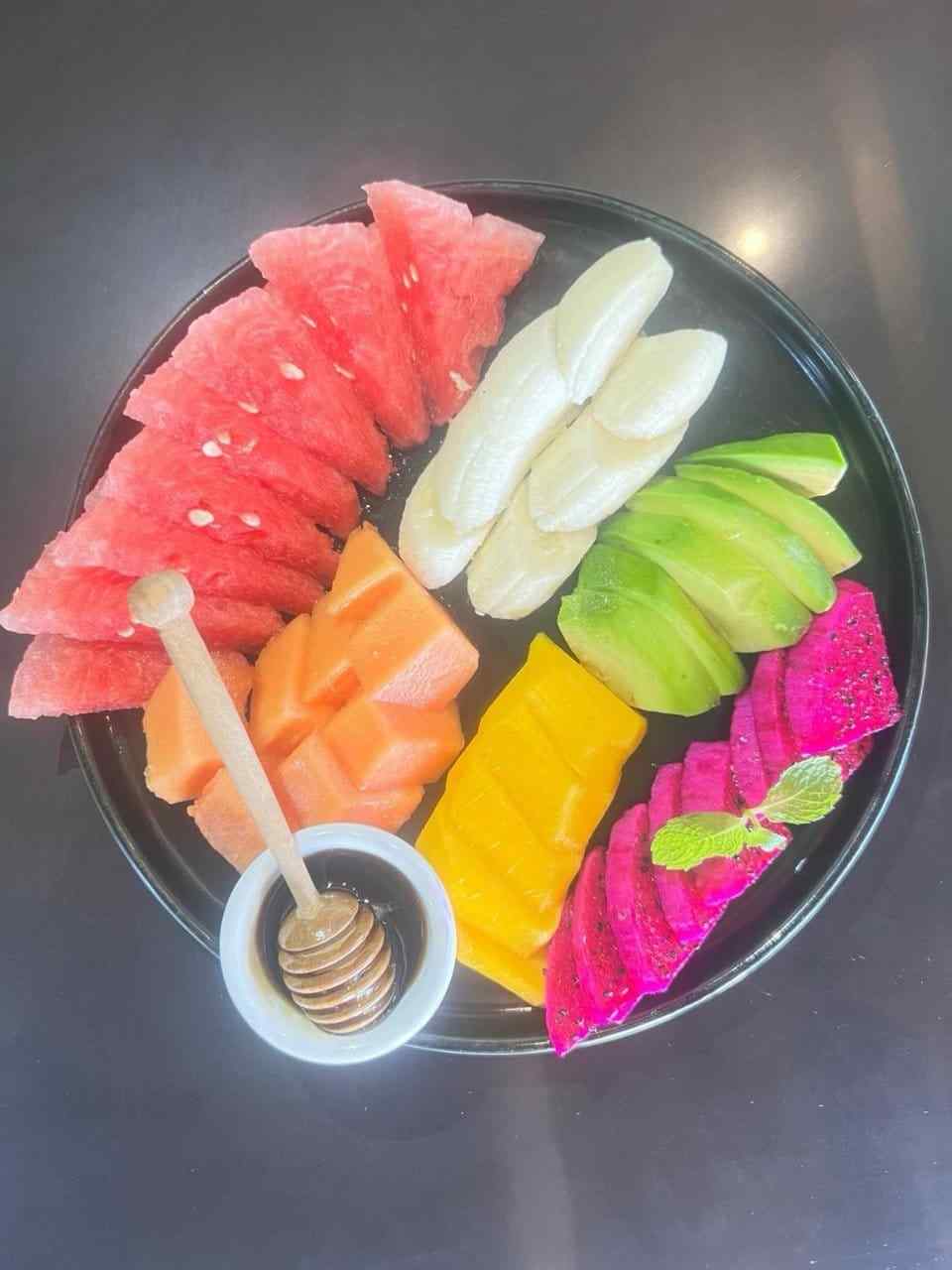 Fruit platter sarapan sehat di Slavic Roots Cafe, Berawa Canggu, Bali