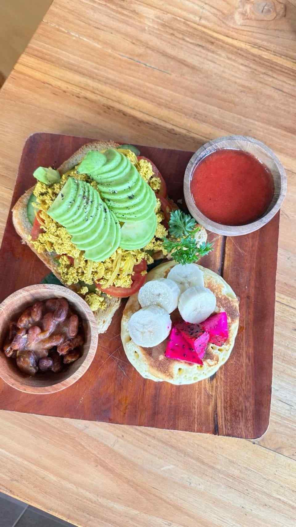 Sarapan vegan organik yang sehat di Slavic Roots Cafe, Berawa Canggu, Bali