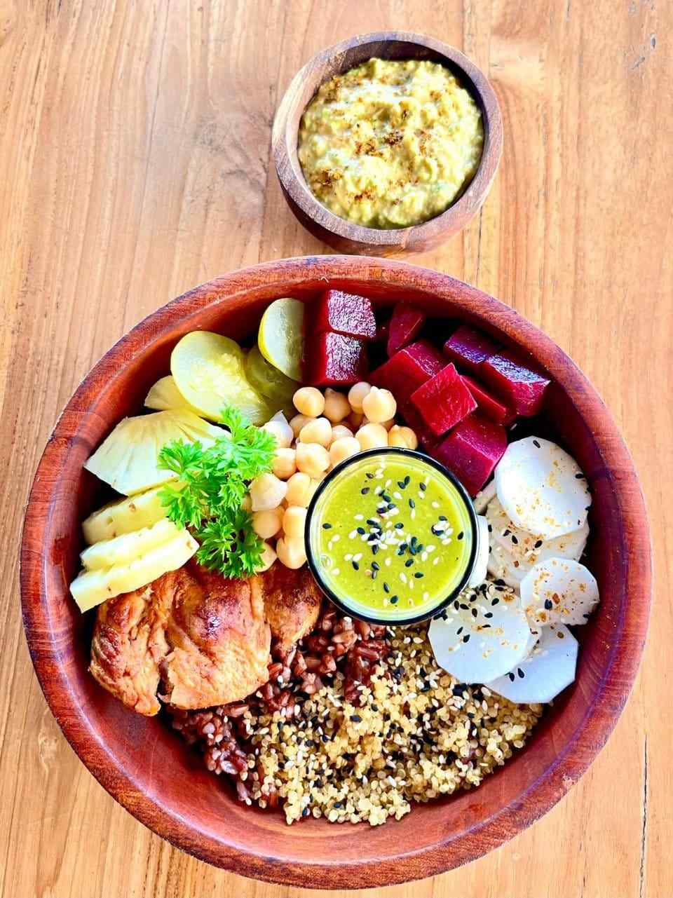 Salad bowl segar organik di Slavic Roots Cafe, Berawa Canggu, Bali